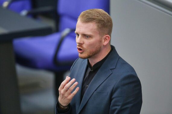 Tim Klüssendorf vor deutschem Regierungsgebäude; Symbol für Verteidigungsmaßnahmen gegen Russland.