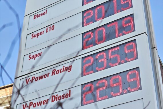 Tankstelle (Archiv) vor Hintergrund politischer Debatte um Entlastung bei hohen Spritpreisen.