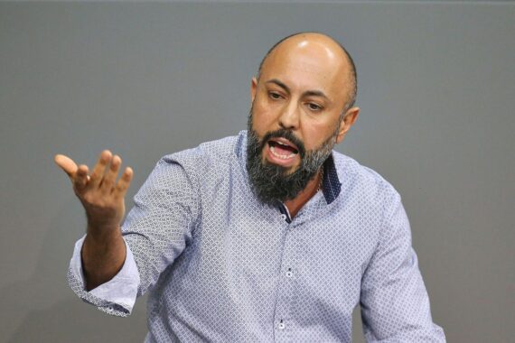 Ferat Koçak im Archivfoto: Linke-Bundestagsabgeordneter gibt Innenausschuss-Sitz auf.