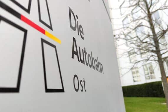 Treffen auf der Autobahn 4: Burmester, Rock und Breuer mit der Autobahn GmbH zu Verkehr und Umleitungen.