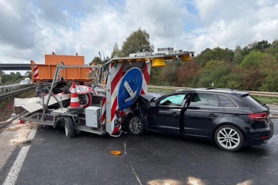 Unfall auf der A42: PKW kollidiert mit Baustellen-Absicherungsfahrzeug, Feuerwehreinsatz und Sperrung.
