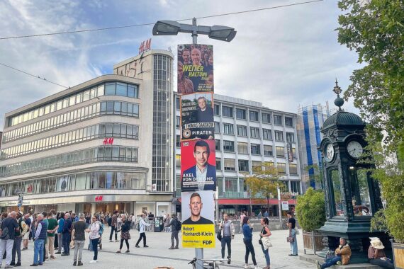 Wahlplakate in Hannover, Kommunalwahlen 2026: gestapelte Plakate vor Wahllokalen, politische Parteien im Fokus.