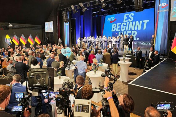 AfD-Wahlparty in Sachsen-Anhalt, über Wahlsieg jubelnde Menschen, dts-Foto vom 06.09.2026.