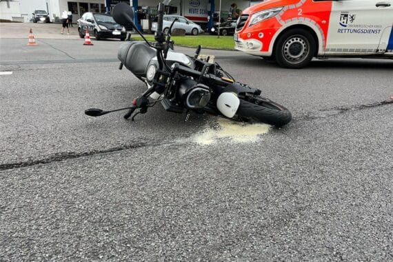Kleinkraftrad von Auto erfasst (Archiv): Polizei-Hinweisfoto, Unfall in Engelskirchen, Mann leicht verletzt.