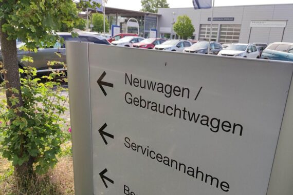 Autohändler-Archiv: Werkstatt oder Autohandel mit Fahrzeugen, im Fokus steht Kraftfahrzeughandel und Reparaturen.