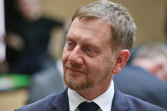 Michael Kretschmer (CDU) in Archivaufnahme; Hintergrund: Pflegekosten und Kommunalfinanzierung.