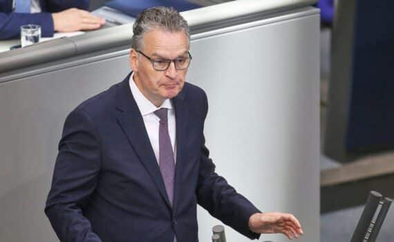 Günter Krings (Archiv) bei einer politischen Rede, Forderung nach hartem Vorgehen gegen Klima-Radikalismus.
