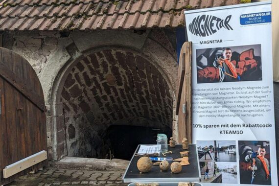 Magnetangler-Museum Oberstenfeld: verrostete Fundstücke, Münzen und Werkzeuge in einer Ausstellung.