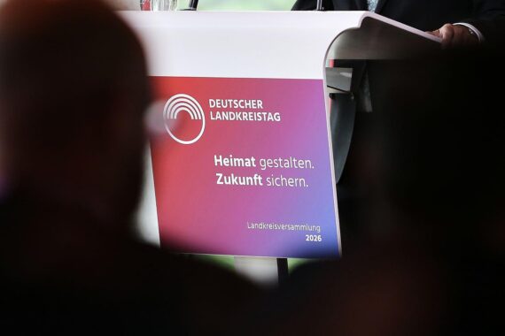 Kay Ruge lobt Bas’ Aktionsplan gegen Sozialleistungsmissbrauch, Schrottimmobilien und Ausbeutung; Landkreistag-Foto.