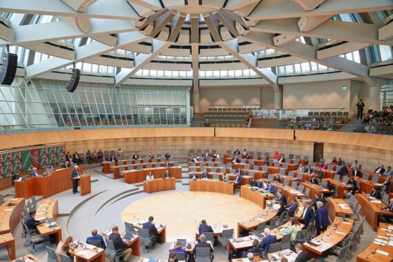 Sitzung im NRW-Landtag Düsseldorf: Abgeordnete beraten den Landeshaushalt 2027, mit Rednern und Plenarsaal.
