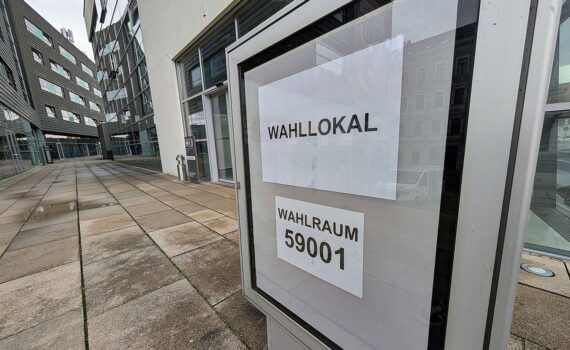 Wahllokal zur Landtagswahl in Sachsen-Anhalt: Wahlurne, Stimmzettel und Wählerstimmen vor der Auszählung.