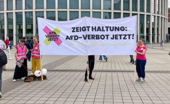 Armin Laschet kritisiert die AfD-Verbotsdebatte; Protestplakat „AfD-Verbot“ (Archiv) in Berlin.