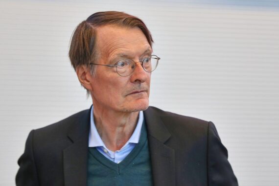 Karl Lauterbach steht vor Pressefoto, im Hintergrund Berlin, dts Nachrichtenagentur-Logo, Fokus auf SPD-Politiker.