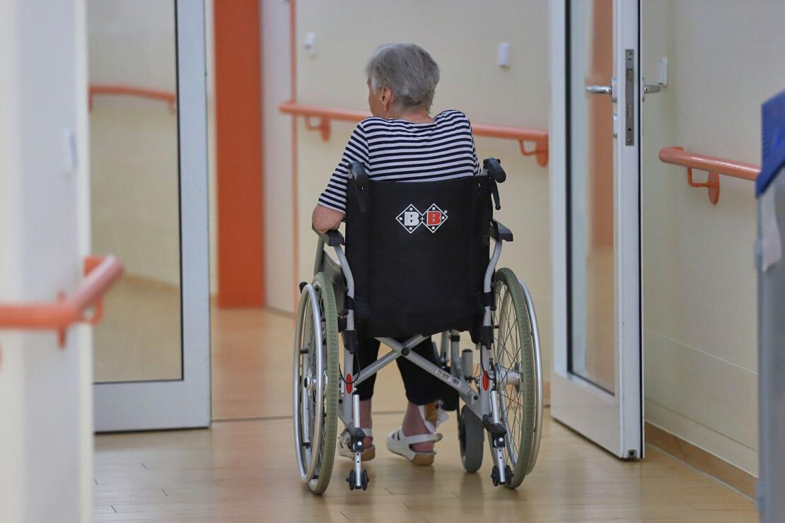 Lauterbach will Pflegezuschüsse nach Einkommen staffeln