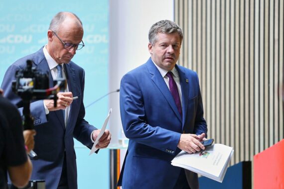 Friedrich Merz und Sven Schulze posieren: Niedersachsen-CDU nach Landtagswahl-Niederlage, Konsequenzen gefordert.
