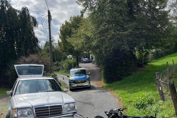 Mercedes kollidierte mit Leichtkraftrad; 16-jähriger Zweiradfahrer leicht verletzt, Unfall in Wipperfürth.