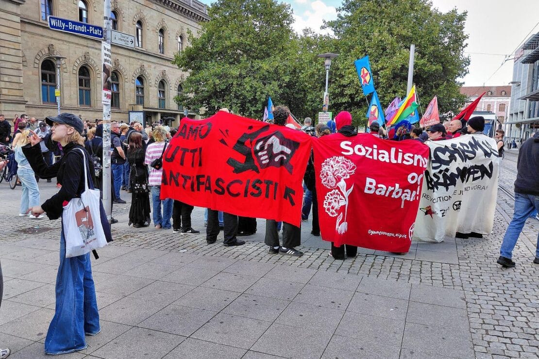 Linke Demonstranten versammeln sich am Magdeburger Hauptbahnhof