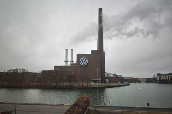 Ein VW-Werk mit stillstehenden Bändern; Bundespolitik fordert öffentliche Aufträge und E-Busse bis 2030.