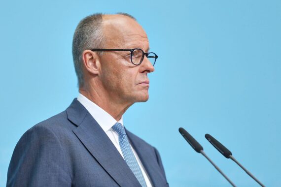 Friedrich Merz in Berlin, kritisiert wegen Besuchs von Mohammed bin Zayed; Linke fordert klare Worte zu Darfur.