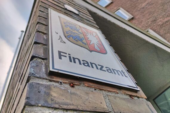 Finanzamt-Archiv: Politikerstreit um Einkommensteuerreform, Entlastungen für Verbraucher und Vergabe weiterer Reformen.