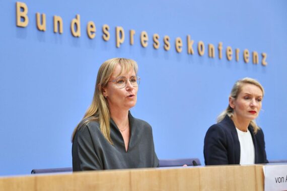 Linke-Wahlnachlese: Spitzenkandidatin Eva von Angern spricht in Berlin zur Regierungsbildung nach der Landtagswahl.