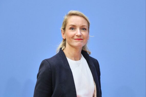 Ines Schwerdtner kritisiert Merz; Übergewinnsteuer für Mineralölkonzerne gefordert.