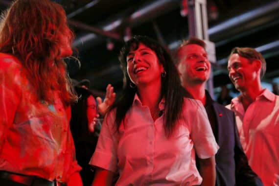 Elif Eralp bei der Wahlparty in Berlin, im Bild mit Party-Atmosphäre und dts-Hinweis.