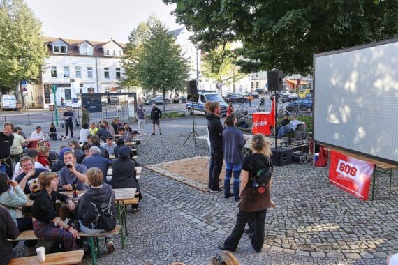 Linke-Wahlparty am 06.09.2026: Parteimitglieder feiern den Wahlsieg und neuen Mitgliederzulauf.