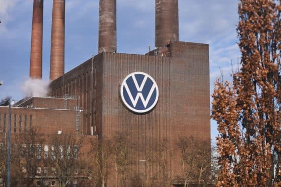 VW-Werk im Archiv, dazu Kritik an VW-Zukunftsplan 2030: Arbeiter, Standortschließungen, Investitionen.