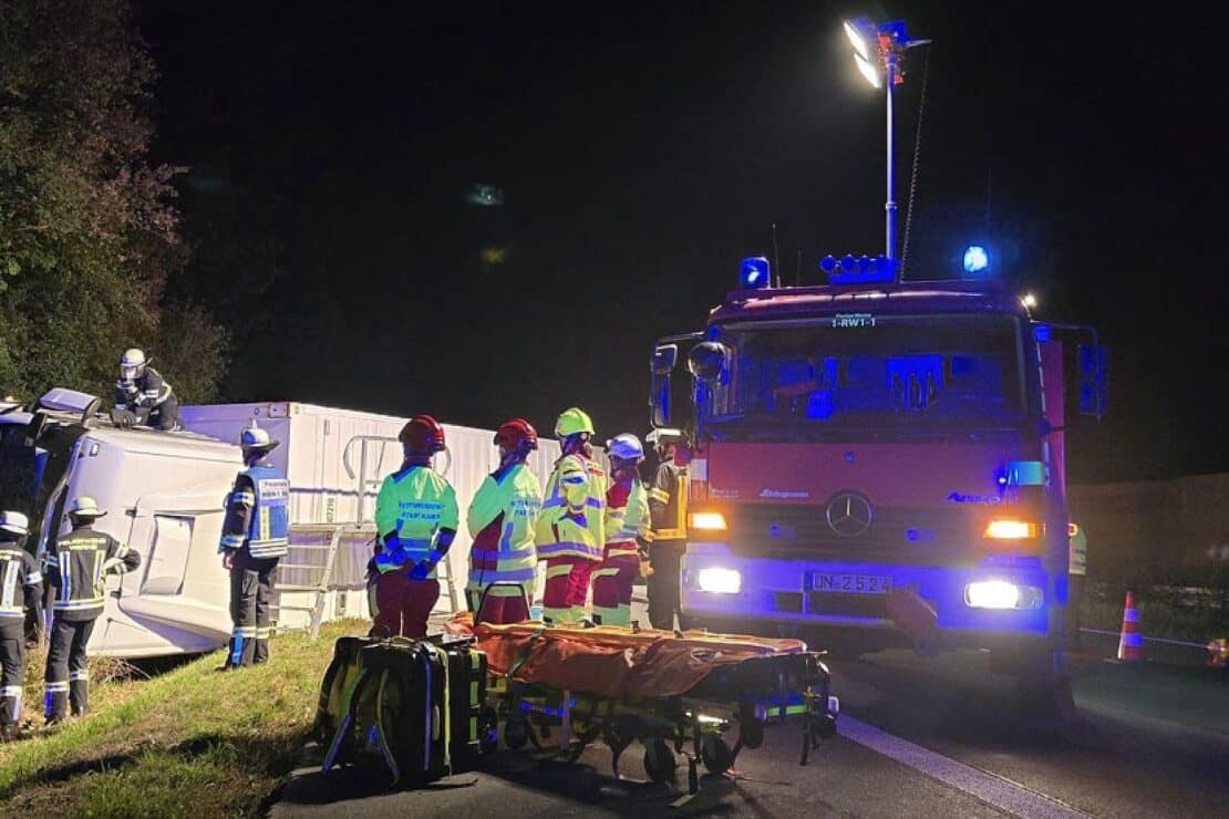 Lkw verunglückt bei Werne auf der A1 und Fahrer wird befreit