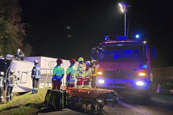 Eingeschlossener Lkw-Fahrer nach Alleinunfall auf der A1, Feuerwehr sichert und befreit den Mann.