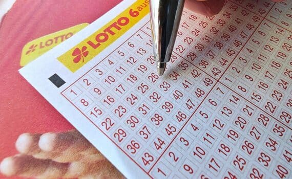 Lotto-Spielschein „6 aus 49“ mit gezogenen Zahlen: 5, 6, 10, 20, 38, 44, Superzahl 9.