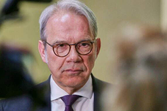 Georg Maier hält einen Warnhinweis: AfD-Innenminister wäre Sicherheitsrisiko; Verfassungsschutz-Informationen einschränken.