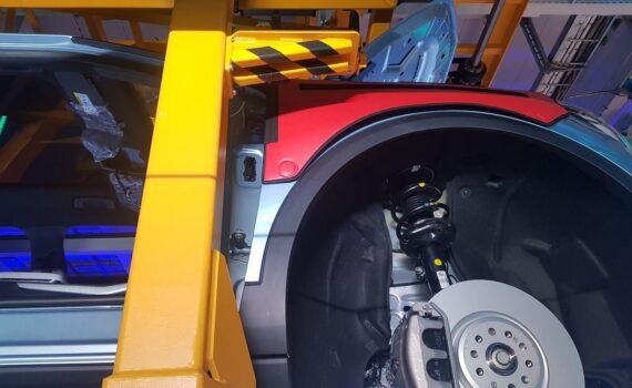 Minister Kaweh Mansoori fordert EU-weit höhere Bedingungen für E-Auto-Prämien; E-Auto-Batterie im Fokus.