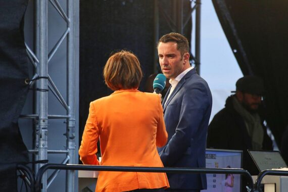 Daniel Peters vor Wahlplakaten, CDU bei 4,9 Prozent, AfD Wahlsieger in Mecklenburg-Vorpommern.