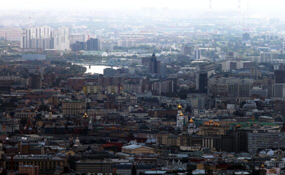 Nachtlicher Drohnenangriff über Moskau: Moskwa im Hintergrund, Folgen eines Treffens einer Ölraffinerie.