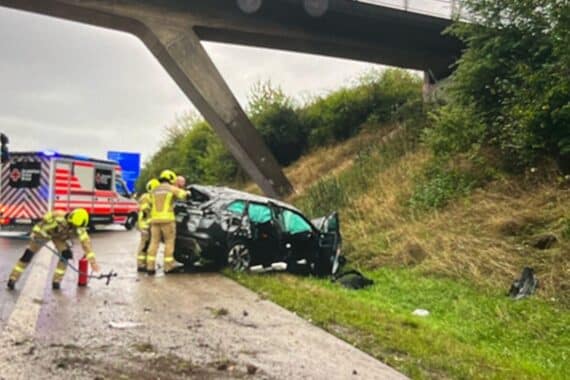 Überschlagener Skoda nach Starkregen auf der A38 bei Nordhausen, Rettungswagen, Polizei (Archivfoto).