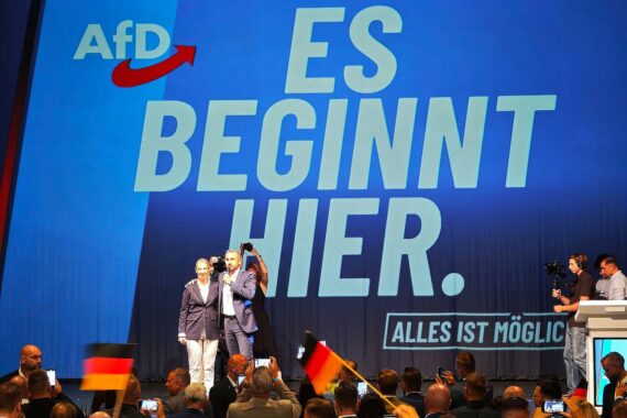 AfD-Wahlparty (Archiv): Menschen feiern, politische Stimmung, Gegner der AfD-Regierungsübernahme laut Umfrage.