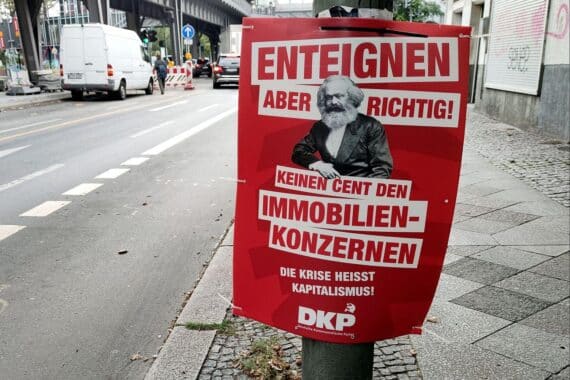 Wahlplakat für die DKP in Berlin, Thema Enteignung/Vergesellschaftung von Wohnungsbaugesellschaften.