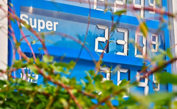 Tankstelle mit Zapfsäulen, im Hintergrund leere Straße, Leitmotiv: staatlicher Preisdeckel für Benzin und Diesel.
