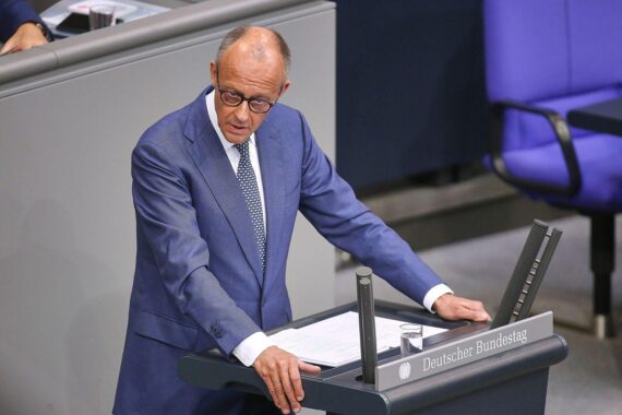 Bundeskanzler Friedrich Merz im Bundestag, scharfes AfD-Kritik-Thema, debattiert den Haushalt 2027.