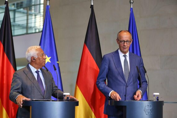 Friedrich Merz und Antonio Costa im Gespräch, Kürzungen beim künftigen EU-Haushalt, EU-Finanzierung in Berlin.