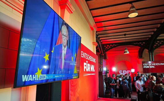 Friedrich Merz auf Monitor bei SPD-Wahlparty in Schwerin, nach Wahlniederlage der CDU in Mecklenburg-Vorpommern.