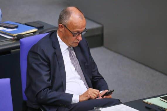 Bundeskanzler Friedrich Merz telefoniert; Verweis auf abgesagtes Gespräch mit US-Präsident Trump.