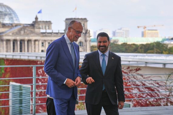 Friedrich Merz und Ali al-Zaidi in Berlin, Austausch über Nahostlage und wirtschaftliche Zusammenarbeit.