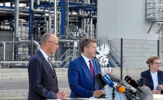 Friedrich Merz und Ministerpräsident Sven Schulze im Chemiepark Leuna, Treff mit Unternehmensvertretern, Presse ausgeschlossen.