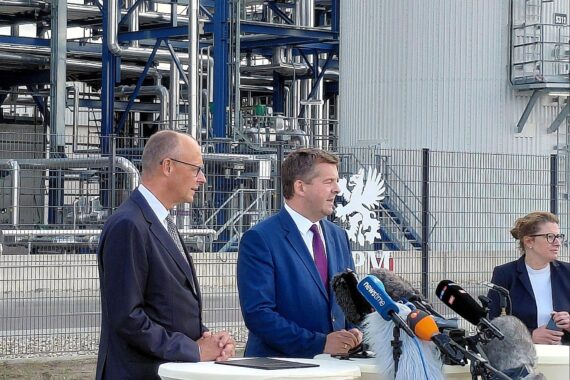 Friedrich Merz und Ministerpräsident Sven Schulze im Chemiepark Leuna, Treff mit Unternehmensvertretern, Presse ausgeschlossen.