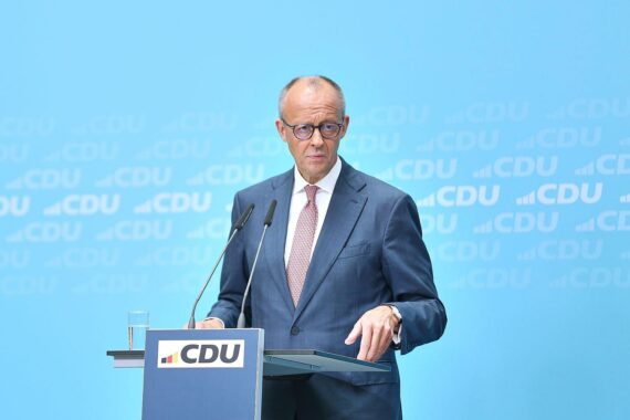Friedrich Merz in CDU-Parteizentrale, nach Wahlverlusten, spricht über Verantwortung, Kurs und Zusammenarbeit.