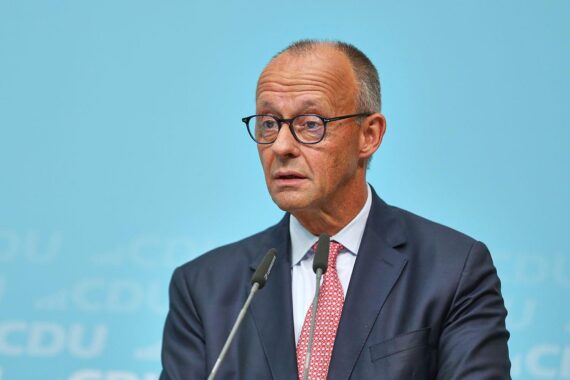 Friedrich Merz vor der CDU-Parteizentrale, bereit zur Presseansprache nach 18 Uhr.
