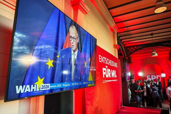 Friedrich Merz schaut auf Monitor bei SPD-Wahlparty in Berlin, 20.09.2026, dts-Foto.